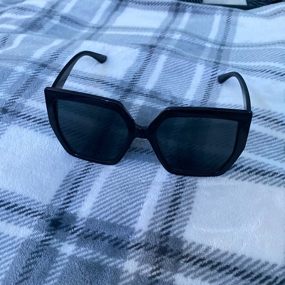 shein~black sunglasses